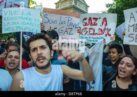 Parigi, Francia. Il popolo turco protesta contro la repressione del governo turco nelle recenti manifestazioni anti-governative An-kara. Con cartelli di protesta su Street, DEMO DEI GIOVANI, folla arrabbiata, proteste che urlano Foto Stock