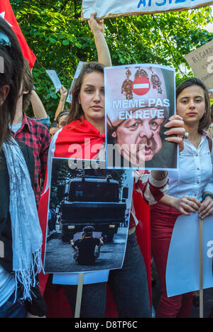 Parigi, Francia. Bagno turco persone che protestano contro il governo turco la repressione negli ultimi un-kara Anti-Government dimostrazioni. Le ragazze adolescenti azienda segni di protesta Foto Stock