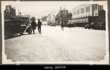 Questa fotografia storica scattata in Brisbane Street a Tamworth negli anni '1940 cattura un momento nel tempo con persone, edifici e auto, offrendo uno sguardo alla vita quotidiana e all'atmosfera della regione durante la metà del XX secolo. Foto Stock