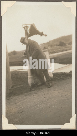 Questa immagine intitolata "The lamppost is real" di L.G. Watt fa parte dell'archivio della South East State Records nel nuovo Galles del Sud. Rappresenta un autentico lampione storico di un'epoca passata, che mostra la vita storica australiana. Foto Stock