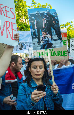 Parigi, Francia. Il popolo turco protesta contro la repressione del governo turco nelle recenti manifestazioni anti-governative An-kara. Donna con cartelli di protesta, SMS su smartphone, telefoni cellulari in francia, giovane donna in mezzo alla folla, dipendenza dagli smartphone Foto Stock