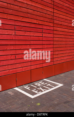 Esterno del 250-temporaneo sedile in pannelli di legno auditorium per il Teatro Nazionale (NT) progettata dall architetto Haworth Tompkins, intitolato Il Capannone in London Southbank. Foto Stock