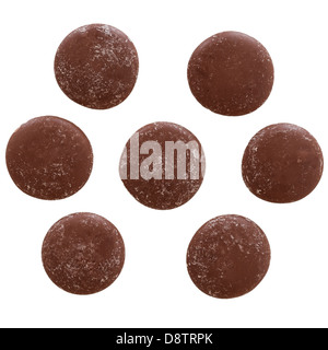 Una selezione di cioccolato al latte dolci pulsanti su sfondo bianco Foto Stock