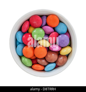 Una ciotola di Nestle smarties su sfondo bianco Foto Stock