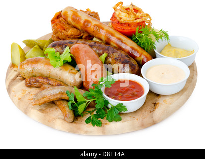 Varie le salsicce con salse sul vassoio in legno Foto Stock