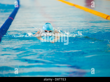 Nuotatore nuota in acqua Foto Stock