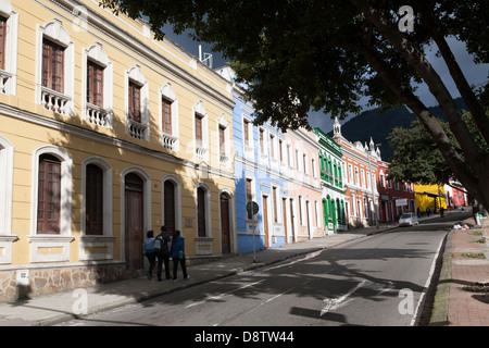 Facciate colorate su Calle 7 in Candelaria distretto, Bogotà, Colombia Foto Stock