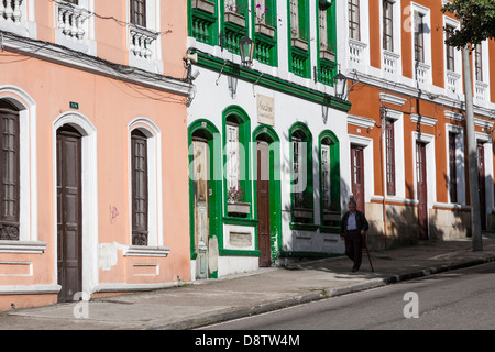 Facciate colorate su Calle 7 in Candelaria distretto, Bogotà, Colombia Foto Stock