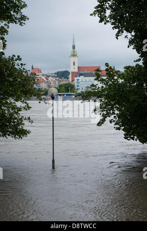 Bratislava, Slovsakia. Il 4 giugno 2013. Il livello del fiume Danubio a Bratislava supera i 900 centimetri il 4 giugno, che ha innescato un terzo grado in allarme alluvione a Bratislava Credito: Lubos Paukeje/Alamy Live News Foto Stock