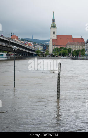 Bratislava, Slovsakia. Il 4 giugno 2013. Il livello del fiume Danubio a Bratislava supera i 900 centimetri il 4 giugno, che ha innescato un terzo grado in allarme alluvione a Bratislava Credito: Lubos Paukeje/Alamy Live News Foto Stock