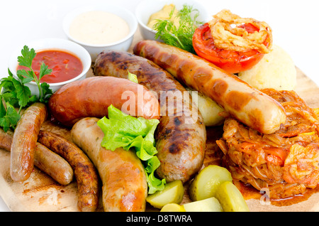 Salsicce alla griglia con salse Foto Stock