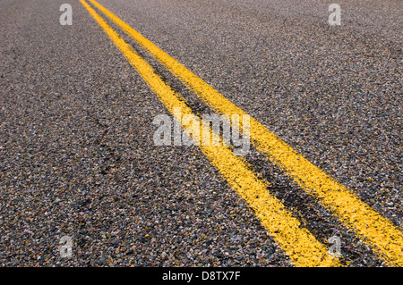 Giallo linee divisorie in autostrada Foto Stock