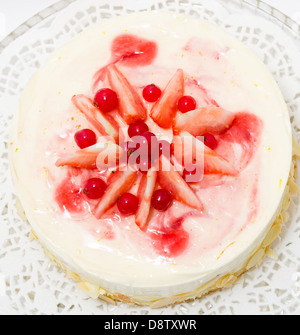 Delicata torta con le fragole e il ribes rosso Foto Stock