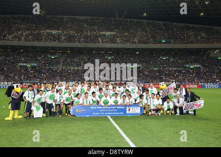 Saitama, Giappone. Il 4 giugno 2013. Giappone della nazionale di calcio celebrare dopo la Coppa del Mondo FIFA Brasile 2014 Qualificatore asiatici Round finale del Gruppo B tra il Giappone 1-1 Australia a Saitama Stadium 2002, Saitama, Giappone. (Foto di Kenzaburo Matsuoka/AFLO/Alamy Live News) Foto Stock