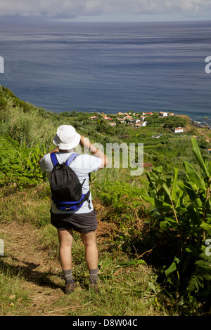Escursioni turistiche São Jorge sentiero naturale di Fajã de João Dias - São Jorge island - Azzorre Foto Stock