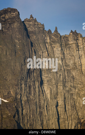 La mattina presto luce del sole su Trollveggen, o il Troll Wall, e le cime Trolltindene nella valle Romsdalen, Rauma kommune, Møre og Romsdal, Norvegia. Foto Stock