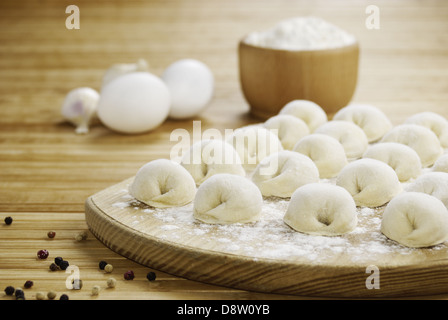 Canederli di carne sulla scheda di cucina Foto Stock