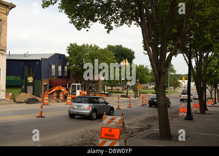 Costruzione di fognature nel centro cittadino di Montague, Michigan, Stati Uniti d'America. Il traffico viene instradato attorno al sito in costruzione. Foto Stock