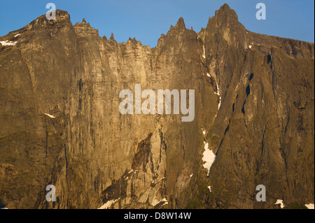 La mattina presto luce del sole su Trollveggen, o il Troll Wall, e le cime Trolltindene nella valle Romsdalen, Rauma kommune, Møre og Romsdal, Norvegia. Foto Stock