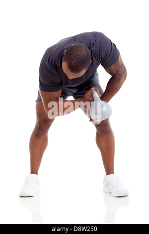 Americano africano uomo muscolare esercizio usando il bollitore bell su sfondo bianco. Foto Stock