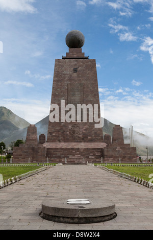 Mitad del Mundo, monumento, la marcatura della linea equatoriale, vicino a Quito, Ecuador Foto Stock