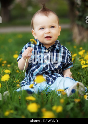 Bambino all'aperto nella primavera Foto Stock