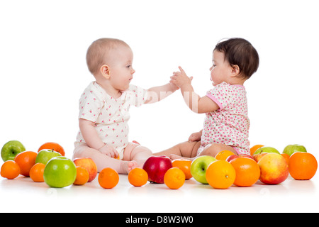 Bambini mangiare frutta Foto Stock