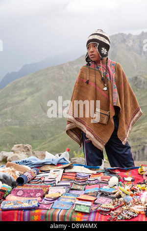 Giovani indigeni boy che vendono souvenir, il Canyon del Colca, Perù Foto Stock