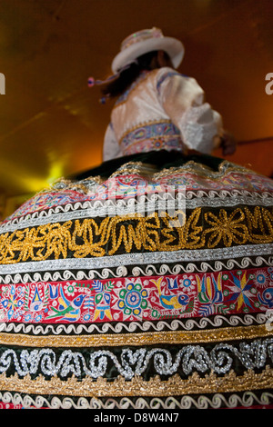 Paio di eseguire la Danza Wititi, un tradizionale danza locale, il Canyon del Colca, Perù Foto Stock