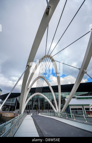 La gente di mare ponte pedonale oltre il Fiume Yarra a sud Wharf e il Convention Center, nel centro di Melbourne, Australia. Foto Stock