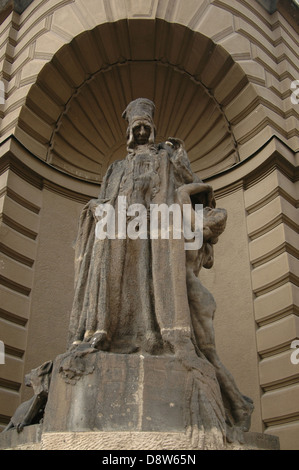 La statua di Giuda Loew ben Bezalel di Ladislav Saloun, ampiamente noto agli studiosi del giudaismo come Maharal di Praga che fu un importante studioso Talmudico, mistico ebraico, filosofo e installato presso il Nuovo Municipio di Praga, Repubblica Ceca. Foto Stock