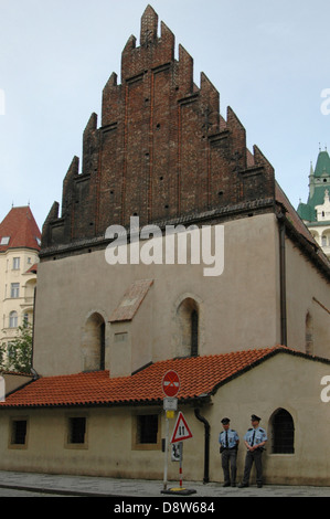 Mattone a gradini a timpano della Vecchia Sinagoga o Staronova synagoga nel quartiere ebraico di Praga Repubblica Ceca Foto Stock