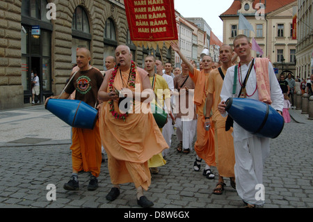Street il canto di Hare Krishna da Harinamas a Praga Repubblica Ceca Foto Stock
