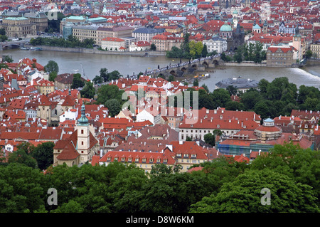 Una vista del fiume Moldava e del centro storico della città, tra cui l'iconico Ponte Carlo, che collega la città vecchia con la città minore. Praga repubblica Ceca Foto Stock