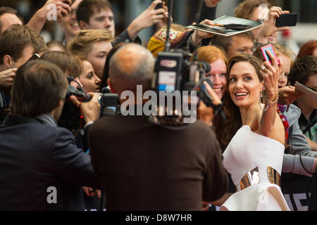 Berlino, Germania. Il 4 giugno 2013. Noi l'attrice Angelina Jolie pone con ventole per le fotografie sul suo arrivo alla premiere del film 'Guerra Mondiale Z' a Berlino, Germania, il 4 giugno 2013. Il film inizierà nel cinema in tutto il paese il 27 giugno 2013. Foto: Annibale/dpa/Alamy Live News Foto Stock