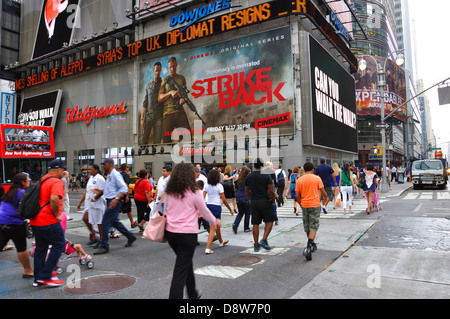 Folla attraversando Street, New York City, Stati Uniti d'America Foto Stock
