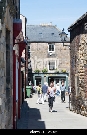 La gente a piedi in Alnwick città vecchia Northumberland, England, Regno Unito Foto Stock