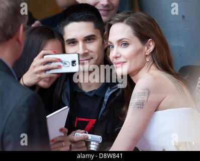 Berlino, Germania. Il 4 giugno 2013. Noi l'attrice Angelina Jolie pone con un ventilatore per una fotografia in arrivo per la premiere del film 'Guerra Mondiale Z' a Berlino, Germania, il 4 giugno 2013. Il film inizierà nel cinema in tutto il paese il 27 giugno 2013. Foto: Joanna Scheffel/dpa/Alamy Live News Foto Stock