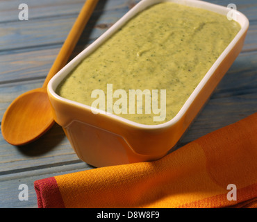 Versare il preparato in una terrina da cuocere a bagnomaria Foto Stock