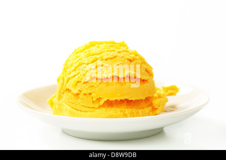 Unico scoop di giallo gelato - studio shot Foto Stock