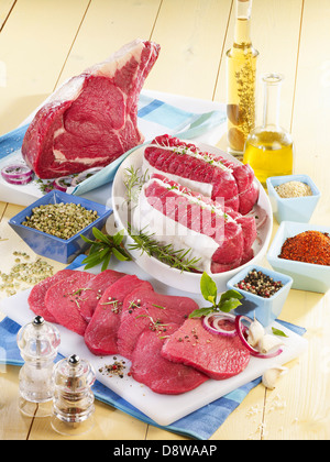 Un assortimento di pezzi di carne di manzo crudo Foto Stock