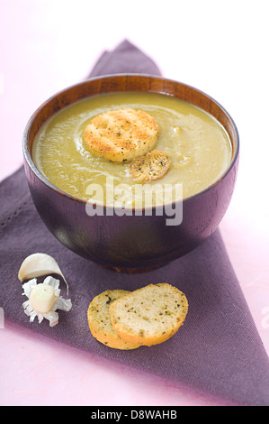 Crema di zuppa di verdure con crostini di aglio Foto Stock