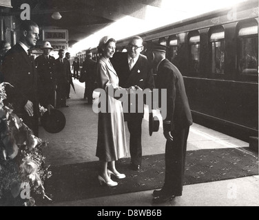 Questa fotografia in bianco e nero cattura la visita reale a Bathurst nel 1954 della regina Elisabetta II e del principe Filippo. L'immagine mostra che arrivano alla stazione ferroviaria, riflettendo il significato di questo evento nella storia dell'Australia. Foto Stock