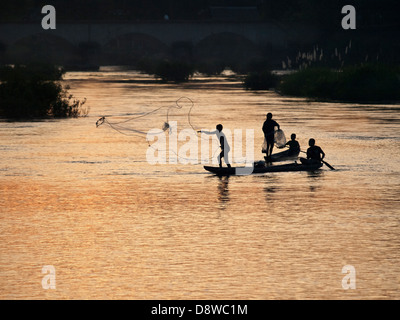 La pesca con reti sul fiume Mekong,Laos Foto Stock