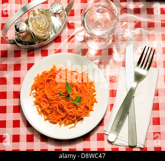 Piastra di carote grattugiate su un tavolo in una Brasserie Foto Stock