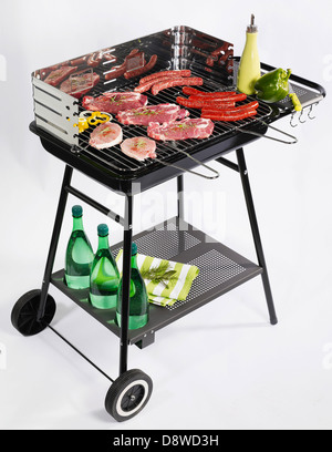 Un assortimento di pezzi di carne sul barbecue Foto Stock