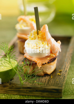 Prosciutto Spagnolo, salmone affumicato, gamberetti ,l'uovo e maionese crostini Foto Stock