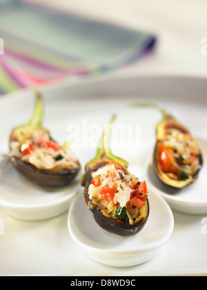 Melanzane ripiene con zucchine, pomodori, cipolle e aglio Foto Stock