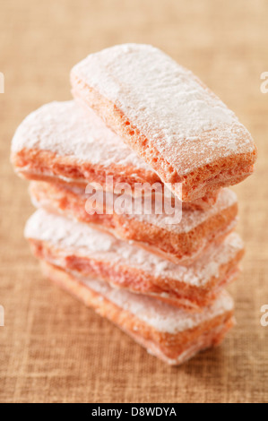 Pila di biscotti roses de Reims Foto Stock