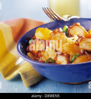 Polpo e patate con cipolla e salsa di aglio Foto Stock